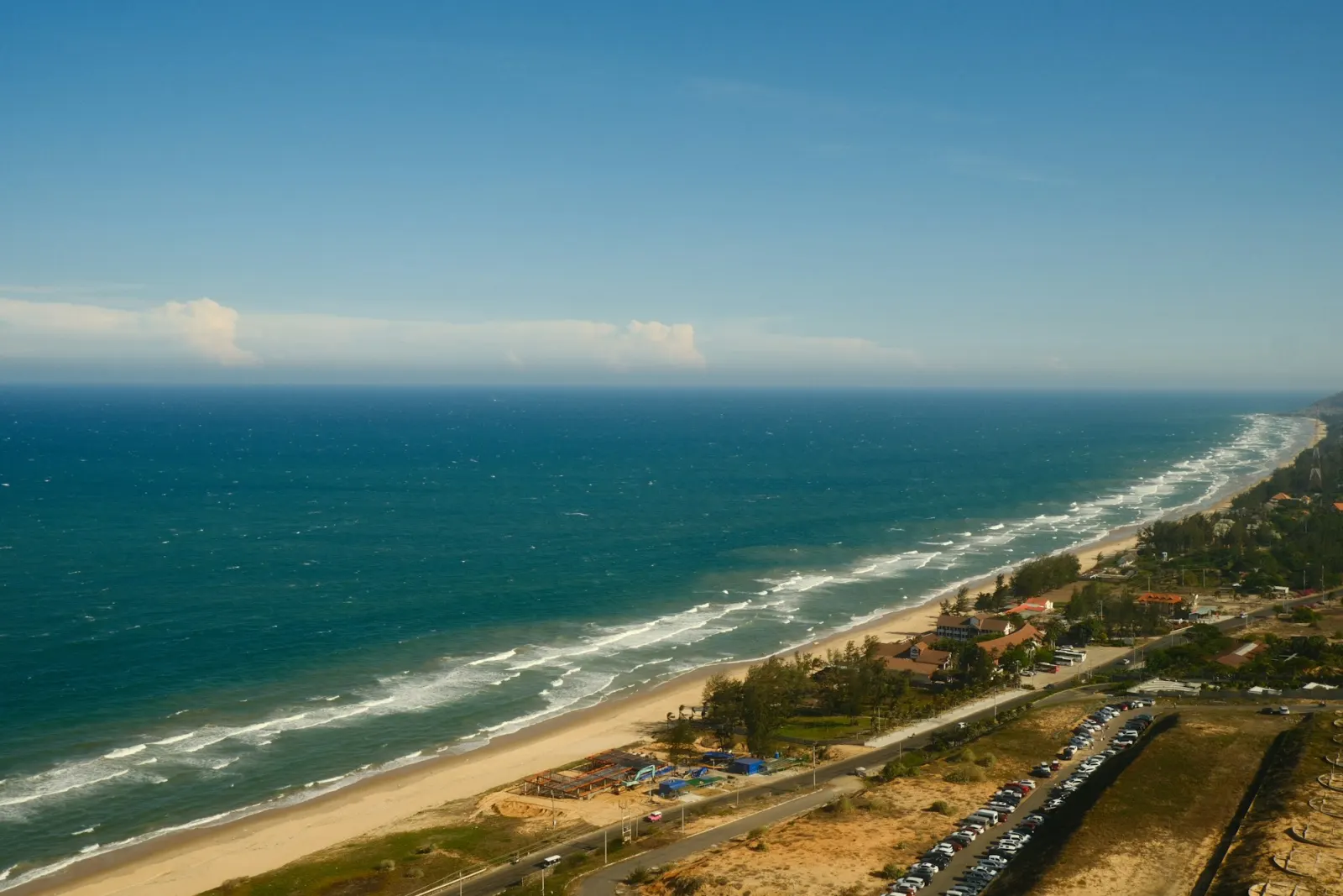 Bãi Dài nhìn từ trên cao, bãi cát dài trước resort gần sân bay Cam Ranh