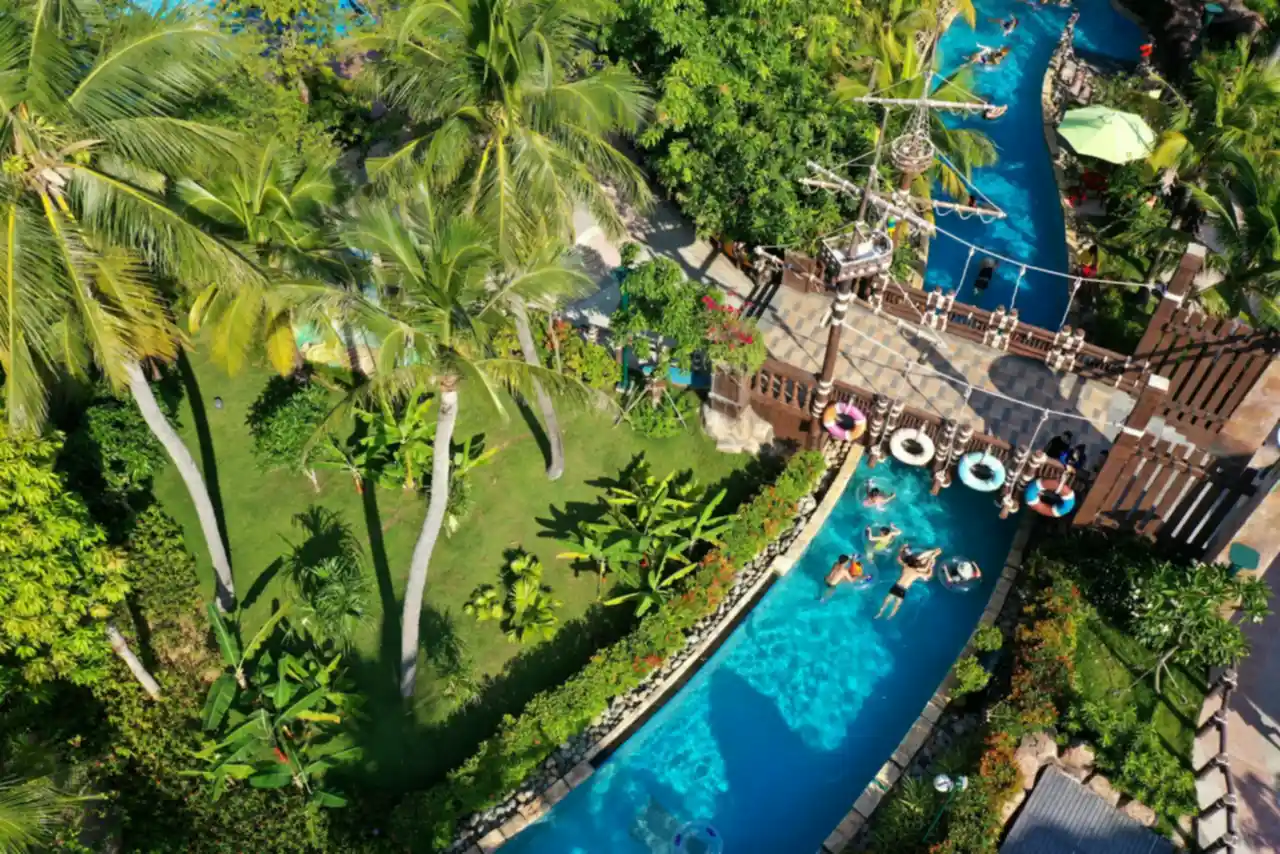 Dòng sông lười uốn quanh hàng cọ, phao tròn trôi chậm